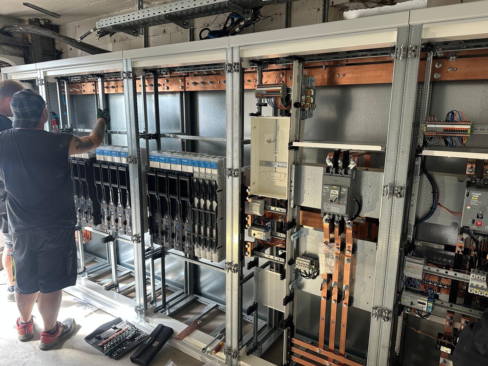 Monteure beim Aufbau einer Niederspannungs-Schaltanlage